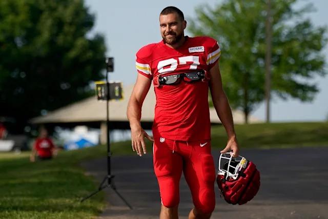 Taylor Swift absent from Training Camp, Kelce declares: “If I have to choose between the spotlight and glory on the field, I’ll always choose football.”