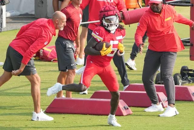 Chiefs' Rookie Reveals the “Magic” of Connecting with Mahomes – Chiefs Kingdom’s Hopes Soar! 🏈