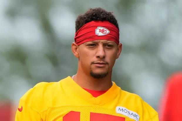 TRENDING: Chiefs’ Star Patrick Mahomes Raises Privacy Debate: “Is NFL Salary Disclosure Too Much?”