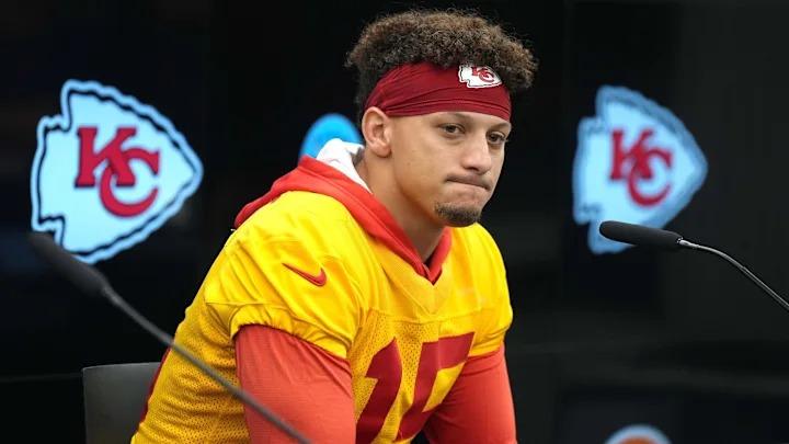 Chiefs Face Major Challenge as Mahomes Loses Two Top Weapons with Less Than a Month to Go
