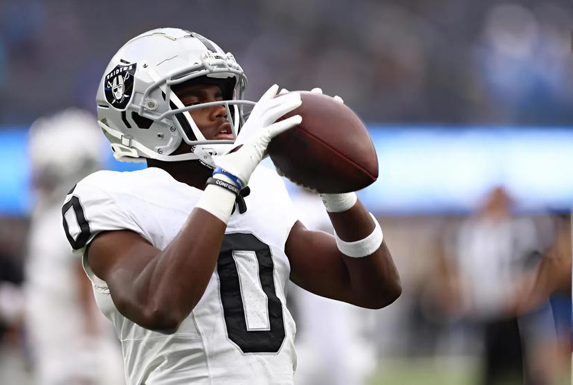 From the Mud to Midnight Green — Ex-Raider Vows to Repay Eagles’ Faith: ‘Fighting for Every Blade of Grass’"
