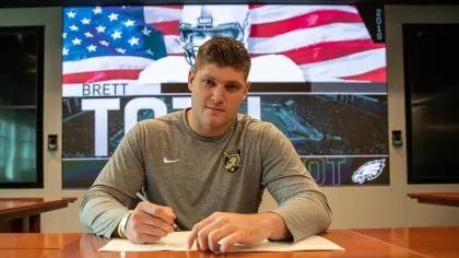 Eagles’ O-Lineman Dodges Military Duty — Becomes A “Swiss Army Knife” In Philly’s Lineup