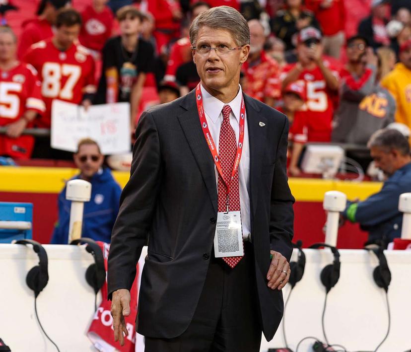 Kansas City Chiefs: Chairman Clark Hunt Announces a One-Minute Moment of Silence in the Game vs. the Eagles to Honor the Late Charlie Kirk, Who Was Assassinated at a Community Event