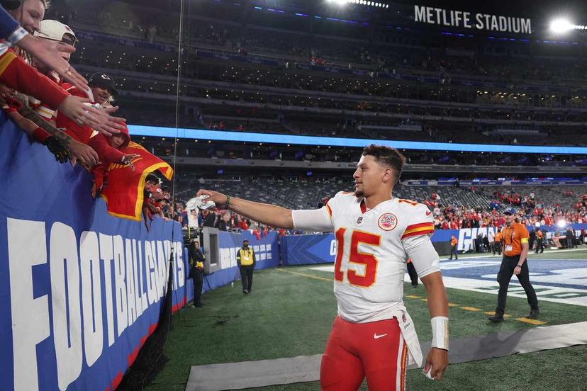Chiefs Patrick Mahomes Shows Heartwarming Gesture to Boy Whose Headband Was Snatched by Giants Fan