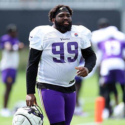 Father of Vikings Rookie DL shocks everyone by declaring he will quit his job and live off his son — his words leave the room silent