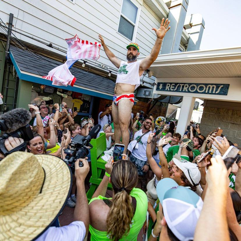 Eagles Legend Jason Kelce Shuts Down Chiefs Fan’s Tush Push Criticism with Viral Tweet