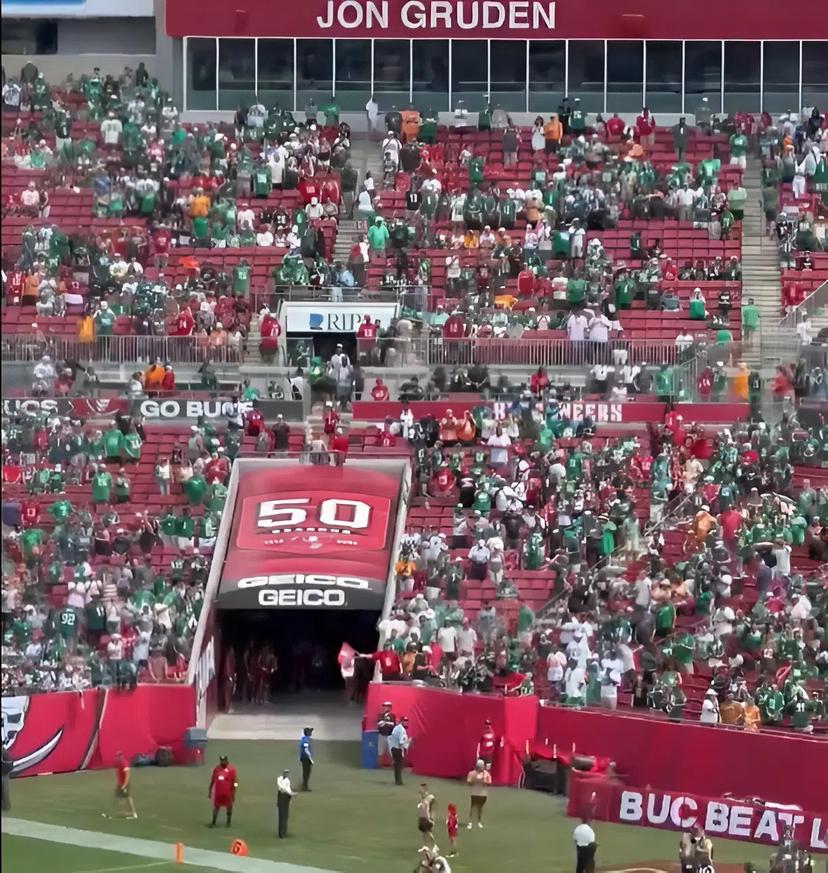 VIDEO: Buccaneers Fans Walk Out in Frustration with Eagles Up 24–6 at Halftime, Leaving Stands Drenched in Green