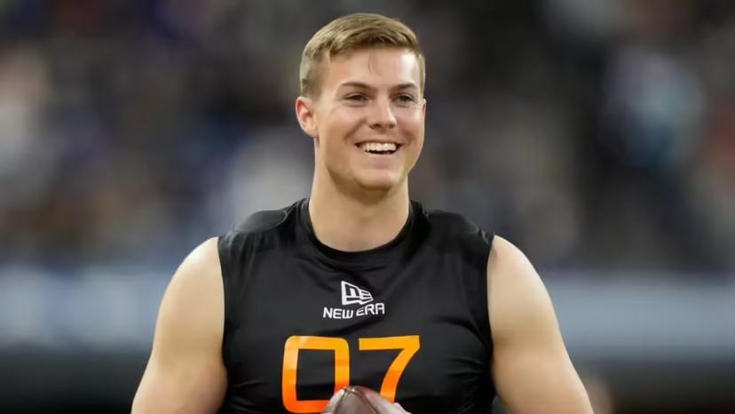 Pittsburgh, PA — Unverified reports circulating on social media claim Steelers rookie QB Will Howard declined to wear Pride-themed decals on his cleats and gloves before a divisional game, criticizing what he called a “woke agenda.”