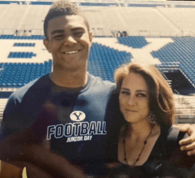 Fred Warner repaid the family of his childhood friend who once helped cover his tuition by sending $10,000 every month for seven years. But the surprising part is that this very friend has been by his side at every game — and we never even knew.criss