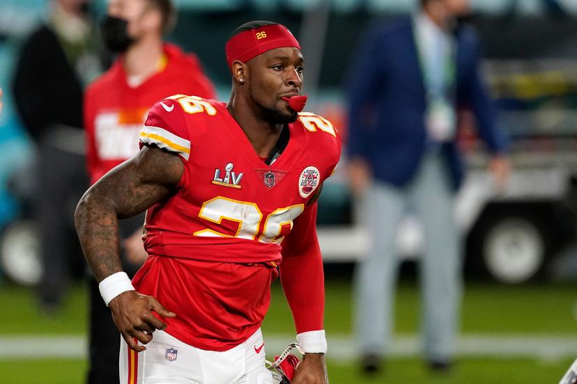 Ex-Chiefs RB "Betrays" His Old Team, Gloats After Loss as Kelce–Chris Jones Rift Erupts — and Travis Kelce Fires Back
