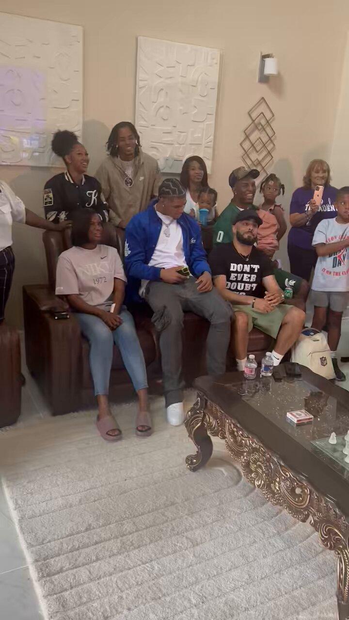 Jamarcus Fitzpatrick on X: "With the 33rd pick in the #NFLDraft, the  Buffalo Bills select Opelousas native Keon Coleman. @keoncoleman6 @KATCTV3  #BillsMafia https://t.co/yx4pNJl0pG" / X