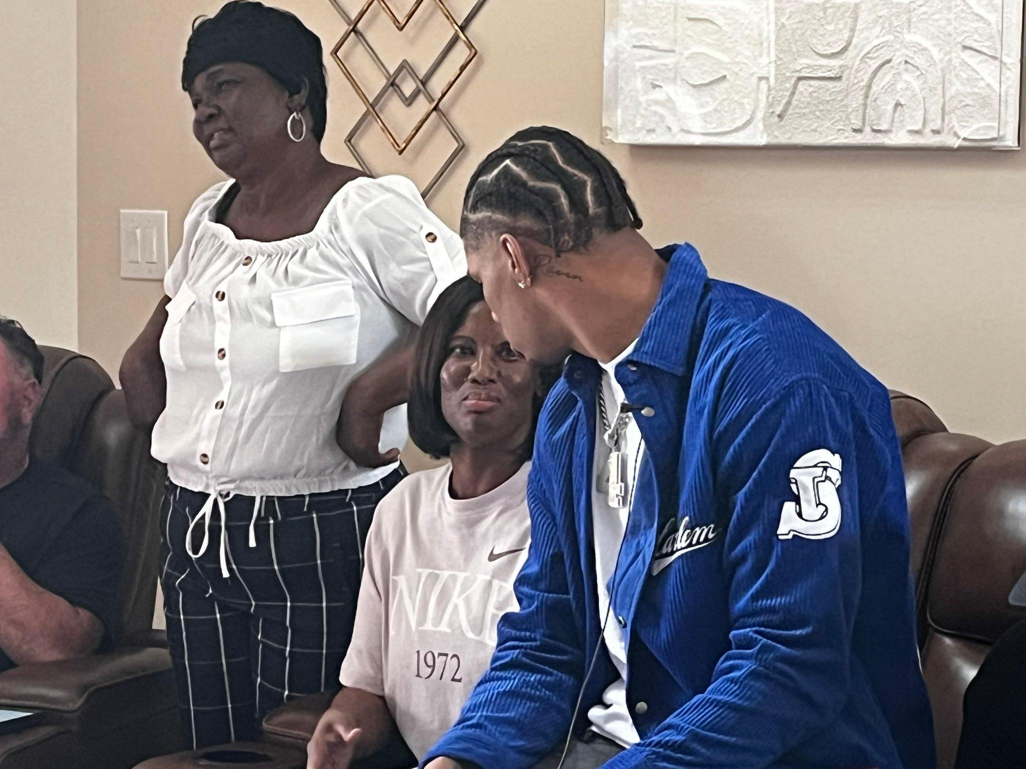 Meagan Glover on X: "Keon Coleman (@keoncoleman6) surrounded by his family  - his grandmother, Paula and mother, Ravin - as we wait to hear his name  called. #NFLDraft #GoNoles @KATCTV3 https://t.co/IsxM3n2ZoN" /