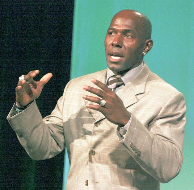 Football star Donald Driver tells Hopelink fundraiser audience about  troubled past — and hope | Bellevue Reporter