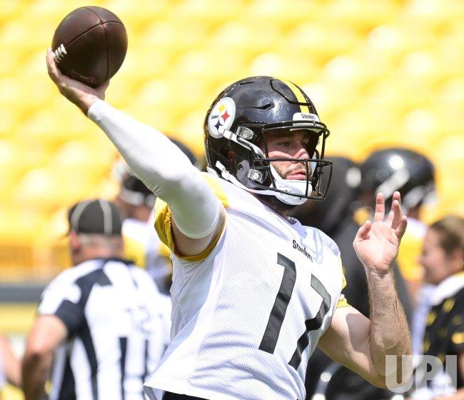 Photo: Steelers Quarterback Skylar Thompson Throws During Joint Practice -  PIT2025081415 - UPI.com