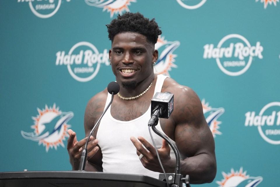 Tyreek Hill is detained by police before Dolphins game. Officer is  subsequently placed on leave - Victoria Times Colonist